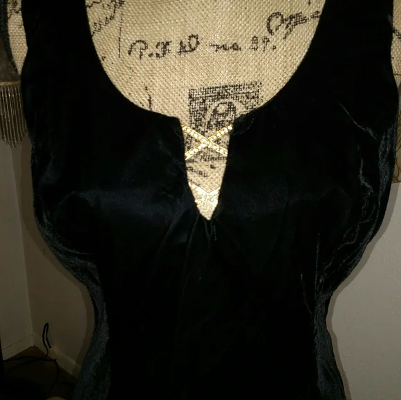 Jeweled neckline detailed Black Velvet dress - Picture 5 of 11